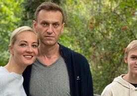 Alexei Navalny with Yulia and their son Zakhar as he recovers in Berlin from the poisoning.